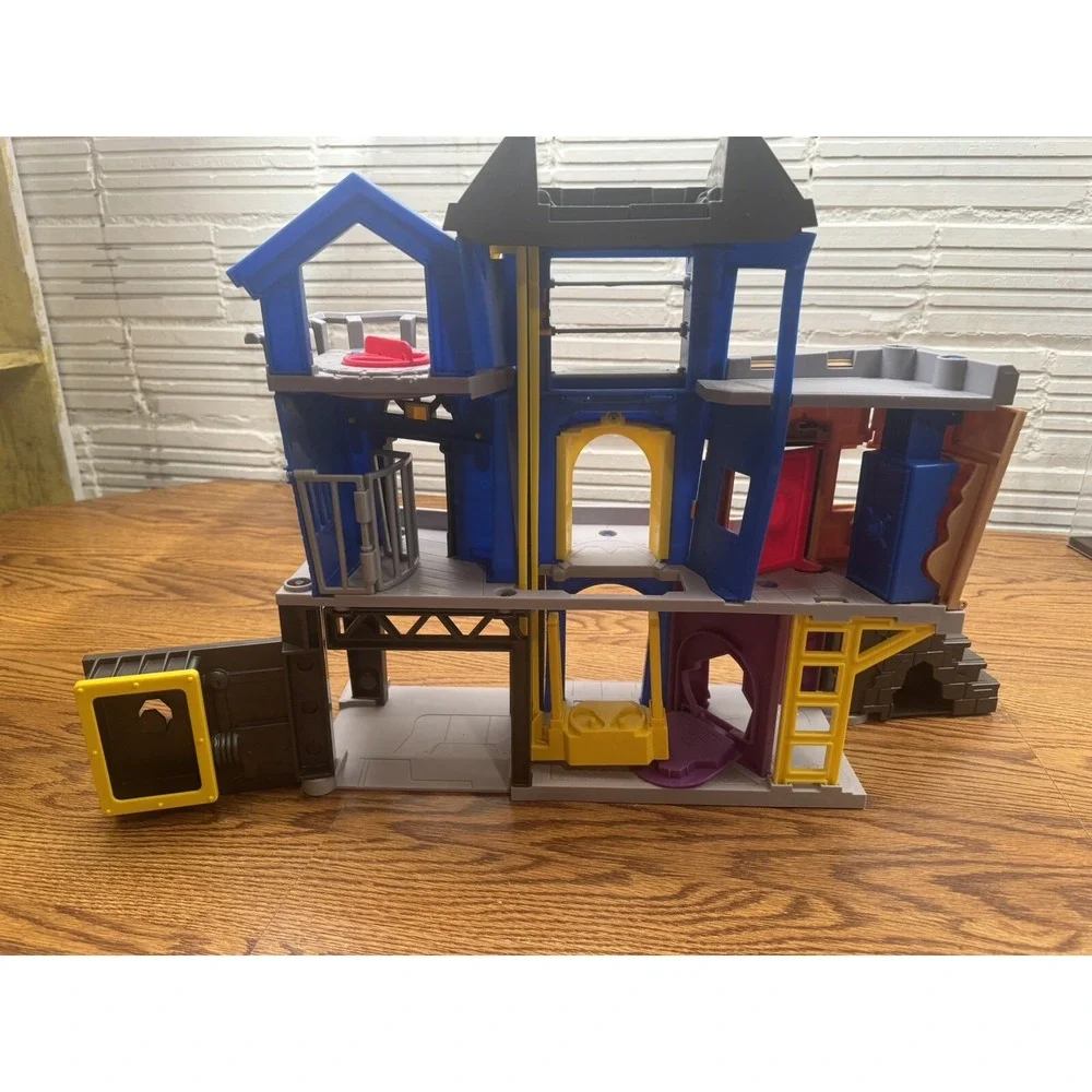 Mattel Imaginext DC Super Friends Batman Gotham City Joker Bank Playset 2011